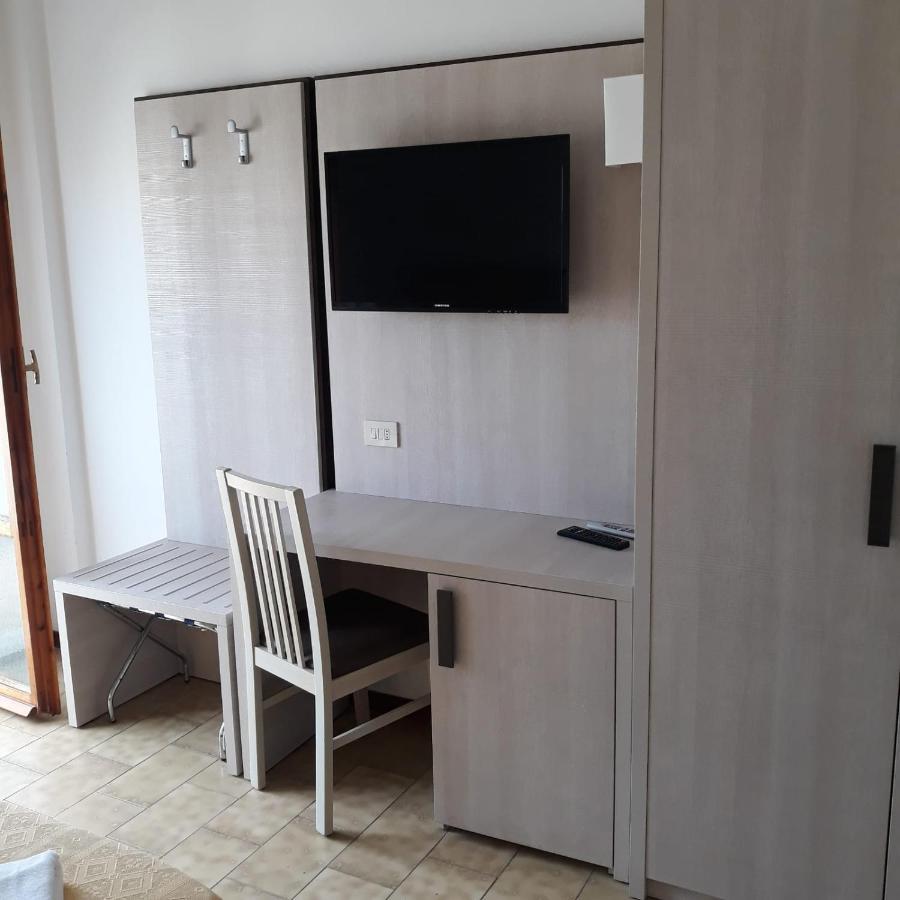 Hotel Caesar Pesaro Luaran gambar