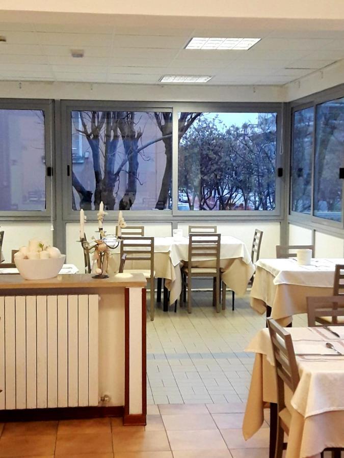 Hotel Caesar Pesaro Luaran gambar