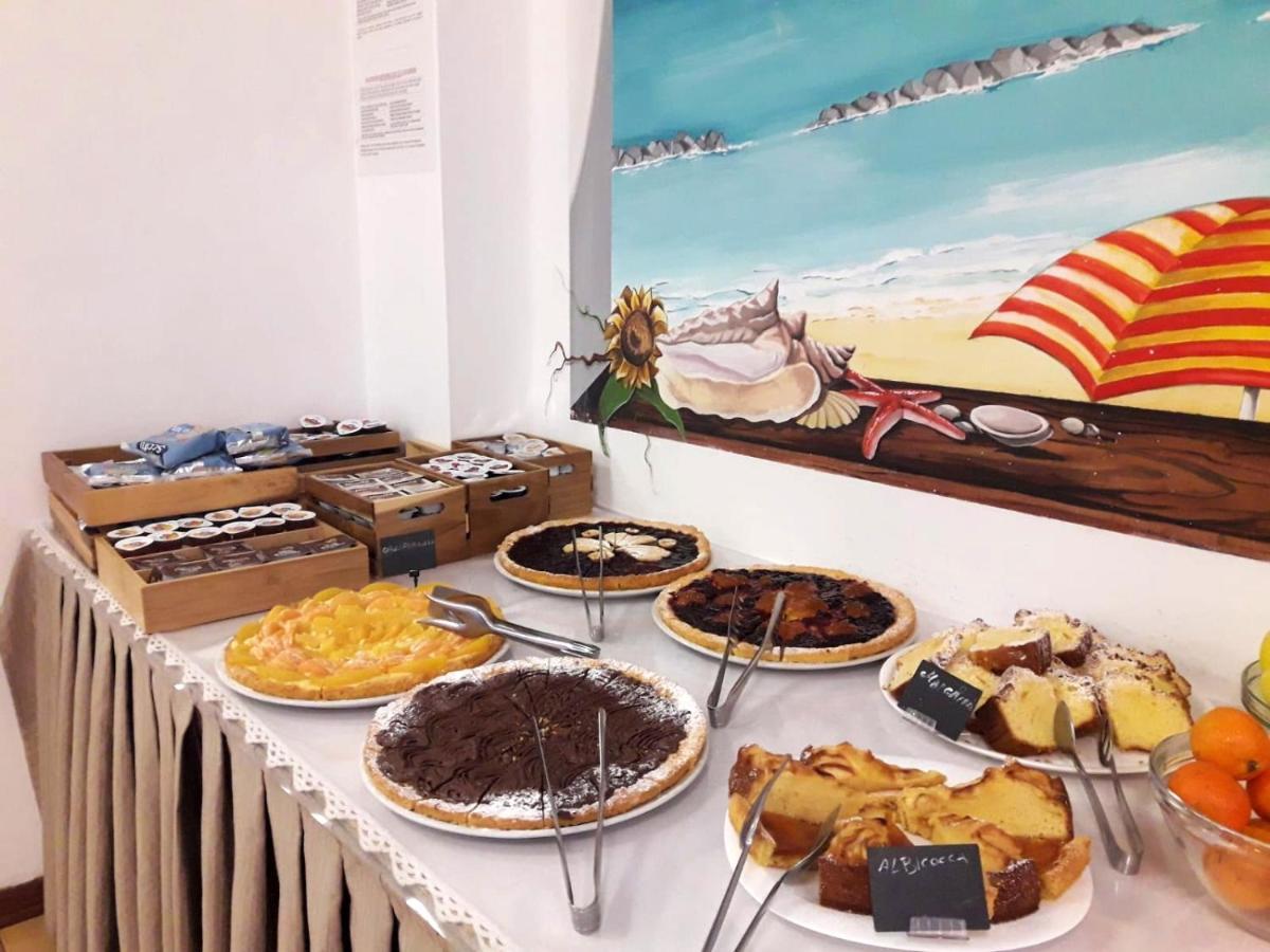 Hotel Caesar Pesaro Luaran gambar