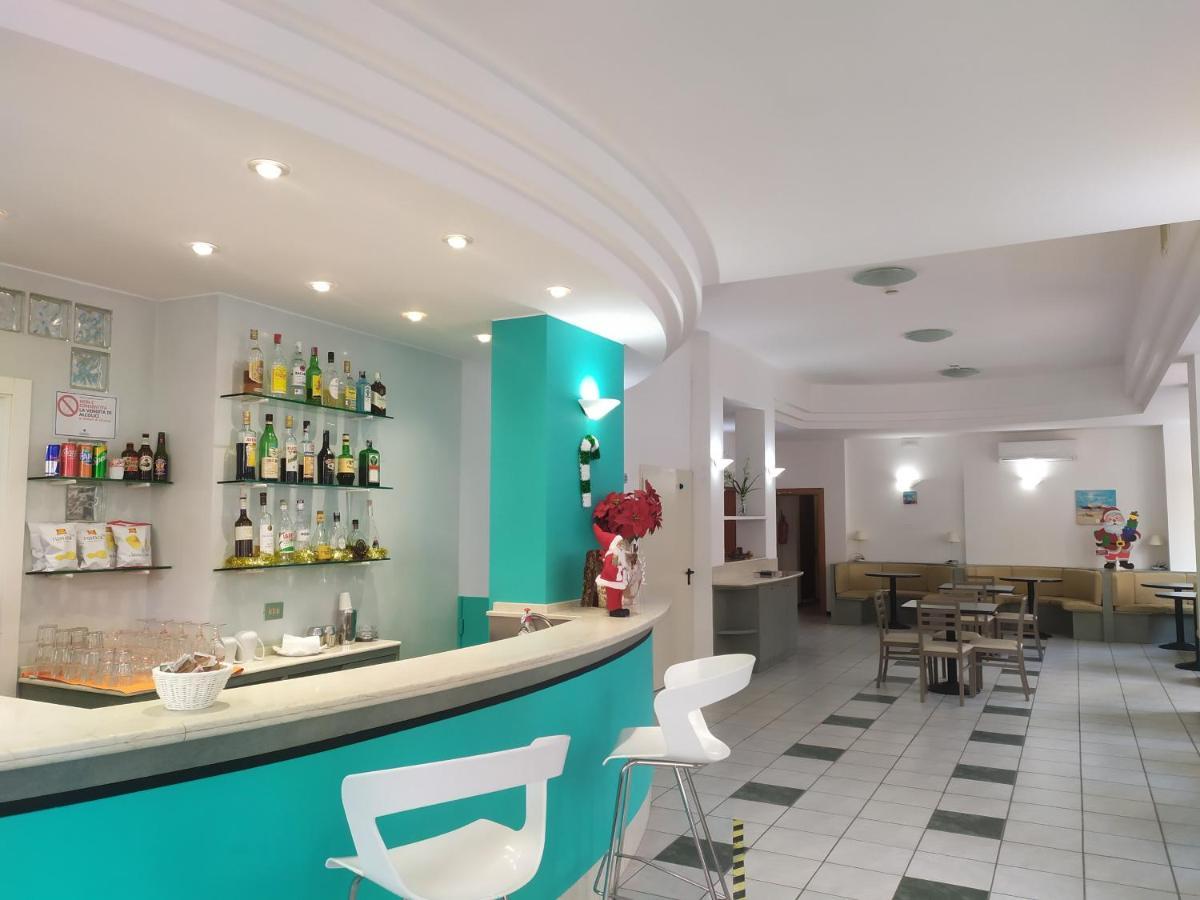 Hotel Caesar Pesaro Luaran gambar