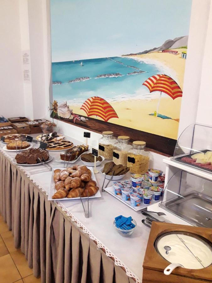 Hotel Caesar Pesaro Luaran gambar