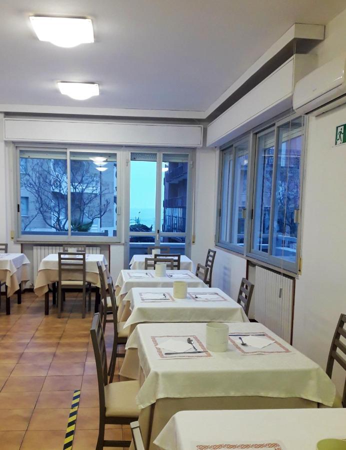 Hotel Caesar Pesaro Luaran gambar