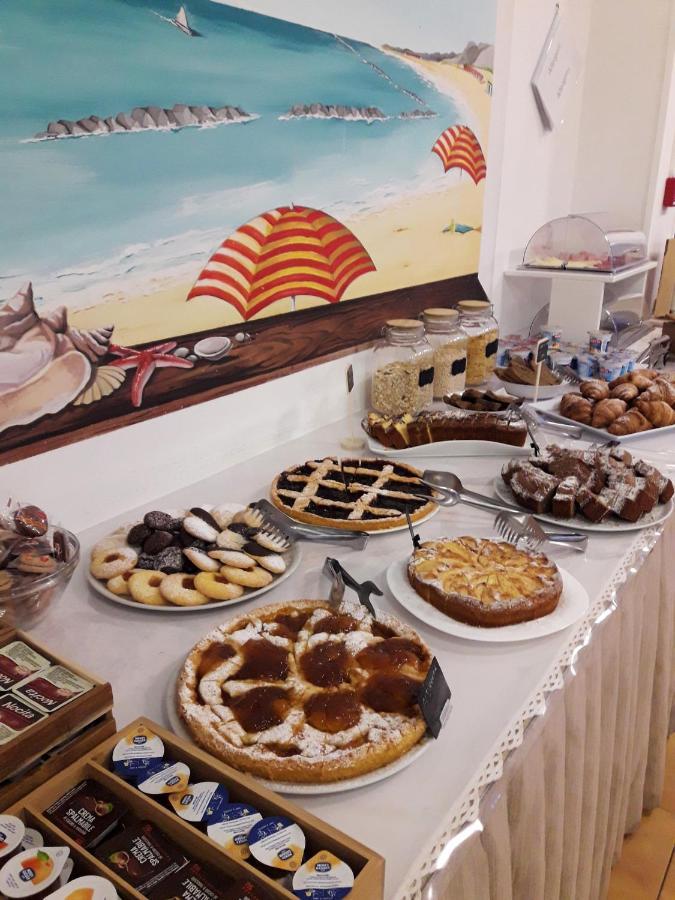 Hotel Caesar Pesaro Luaran gambar