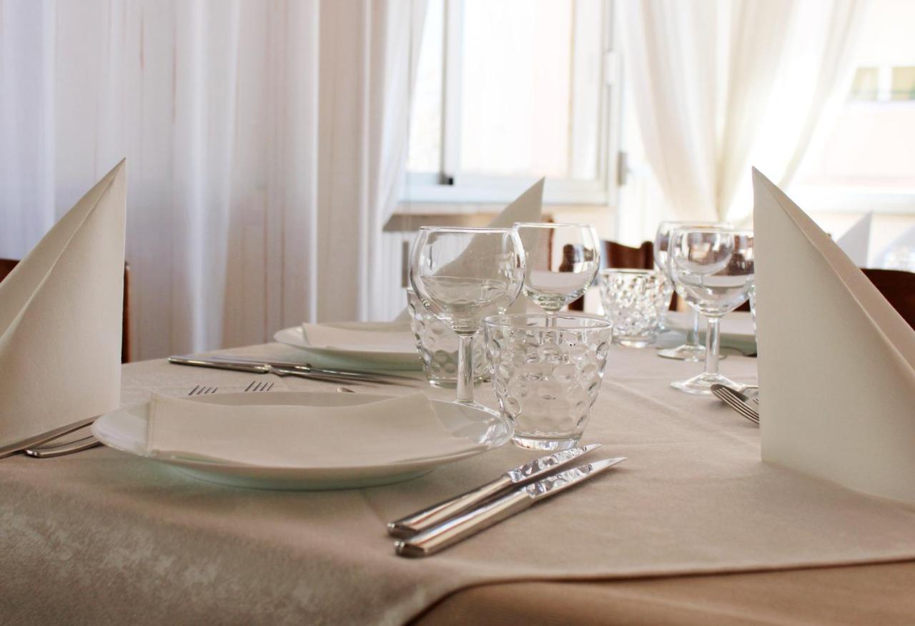 Hotel Caesar Pesaro Luaran gambar