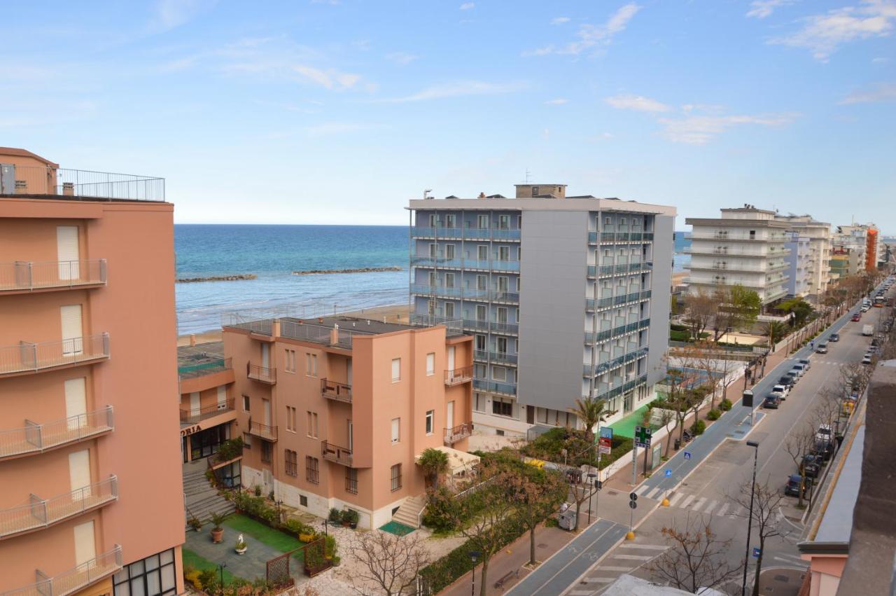 Hotel Caesar Pesaro Luaran gambar