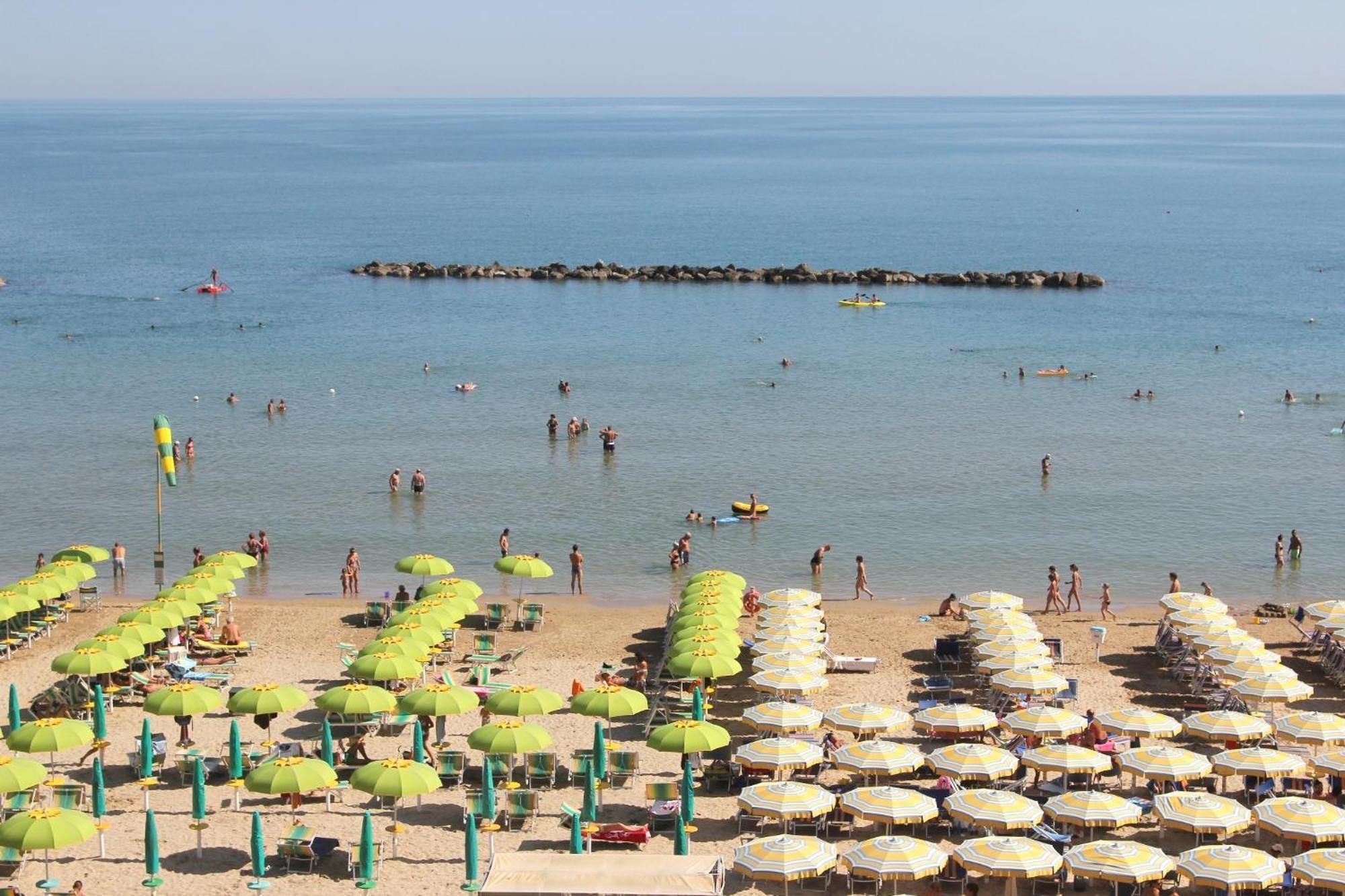 Hotel Caesar Pesaro Luaran gambar