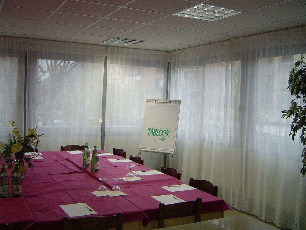 Hotel Caesar Pesaro Luaran gambar
