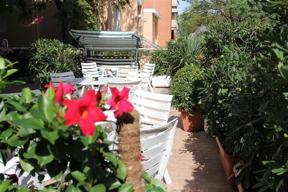 Hotel Caesar Pesaro Luaran gambar