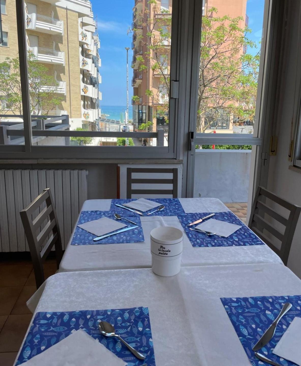 Hotel Caesar Pesaro Luaran gambar