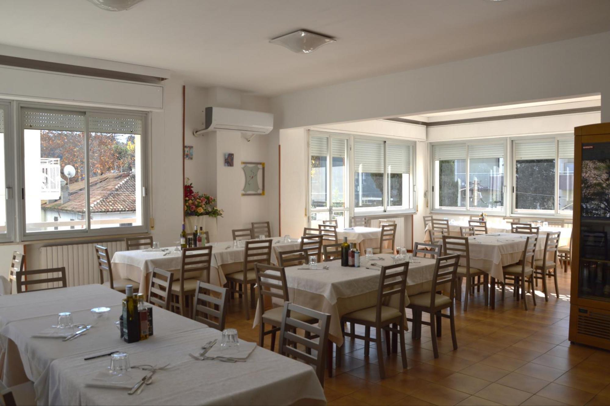 Hotel Caesar Pesaro Luaran gambar
