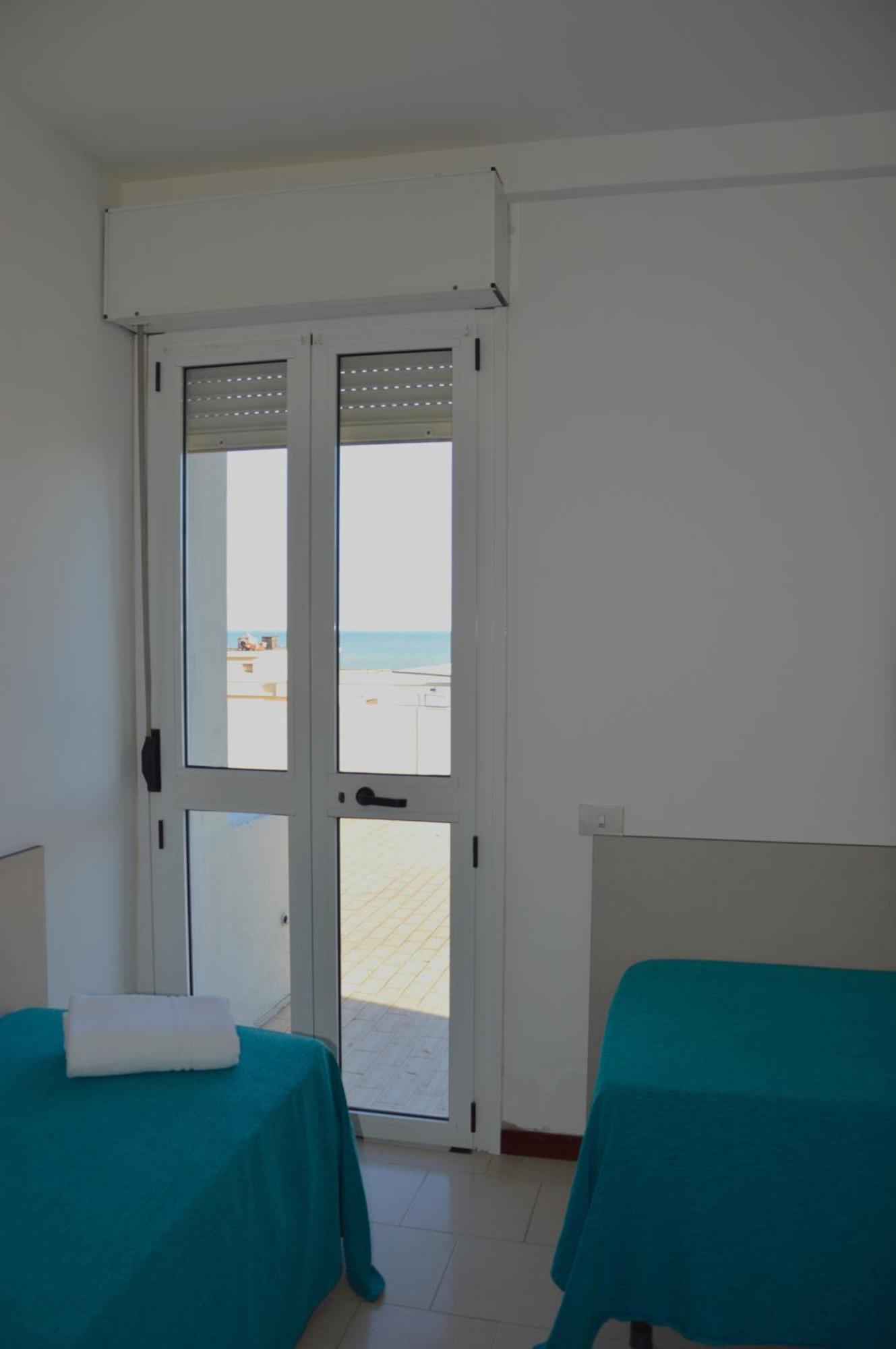 Hotel Caesar Pesaro Luaran gambar