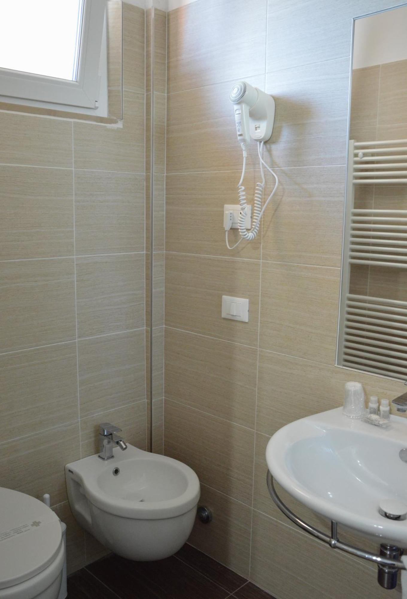 Hotel Caesar Pesaro Luaran gambar