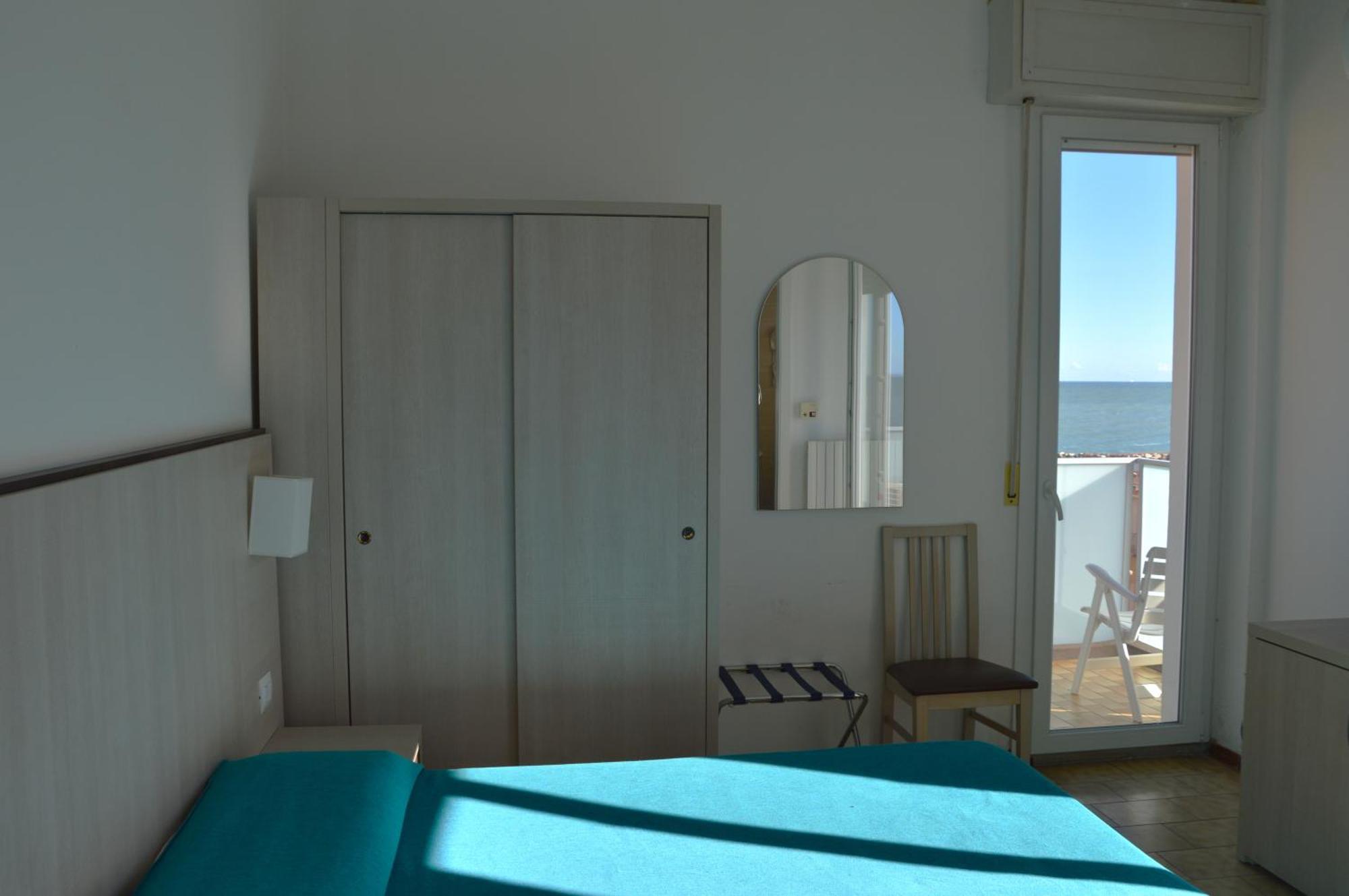 Hotel Caesar Pesaro Luaran gambar