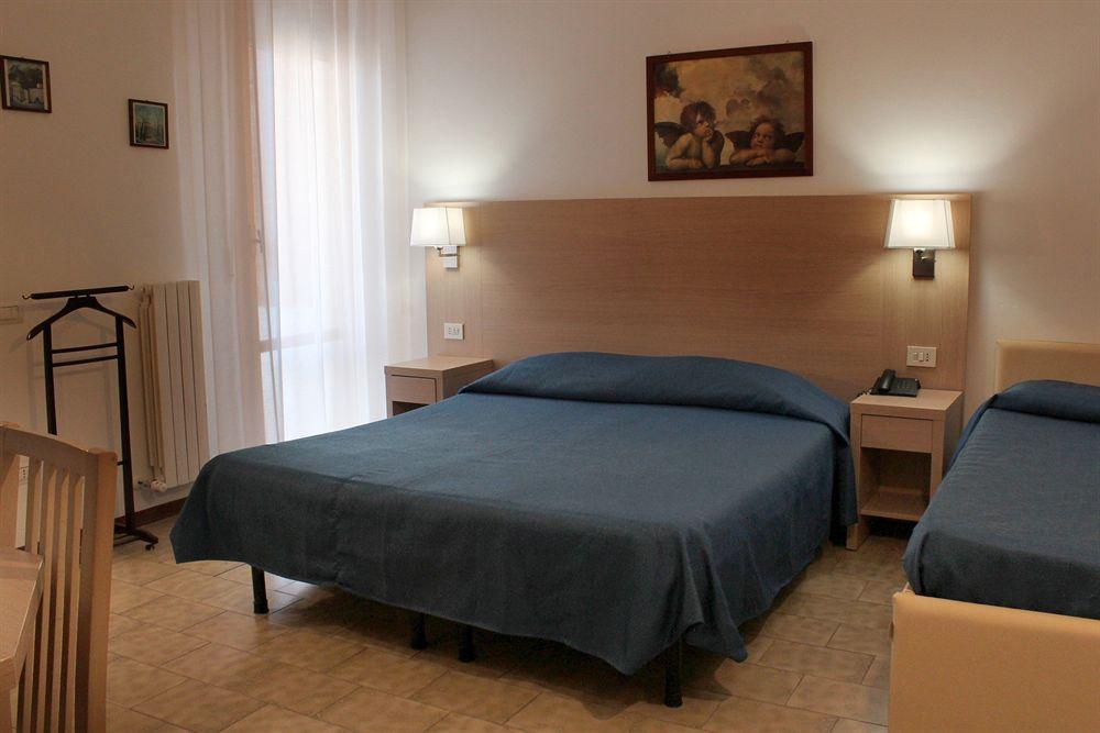Hotel Caesar Pesaro Luaran gambar