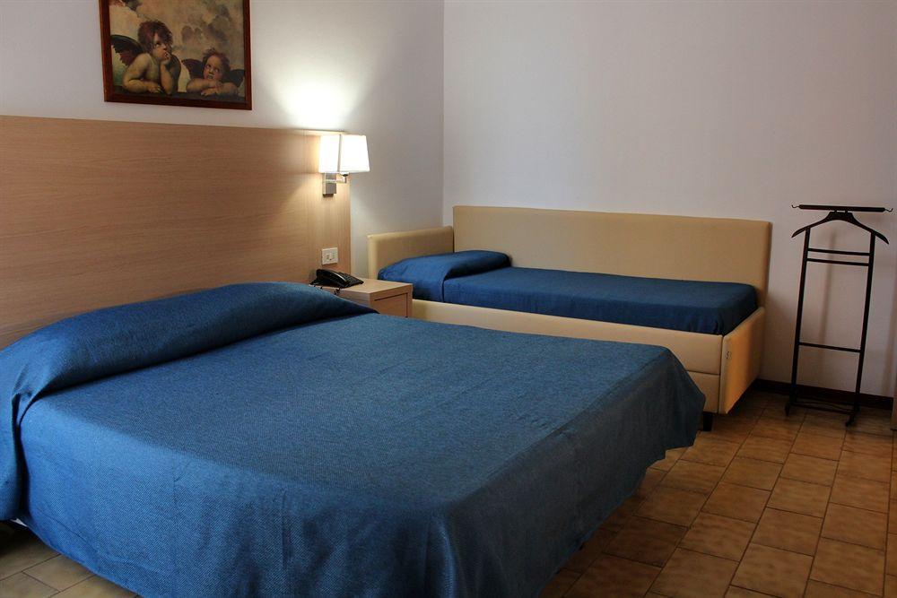 Hotel Caesar Pesaro Luaran gambar