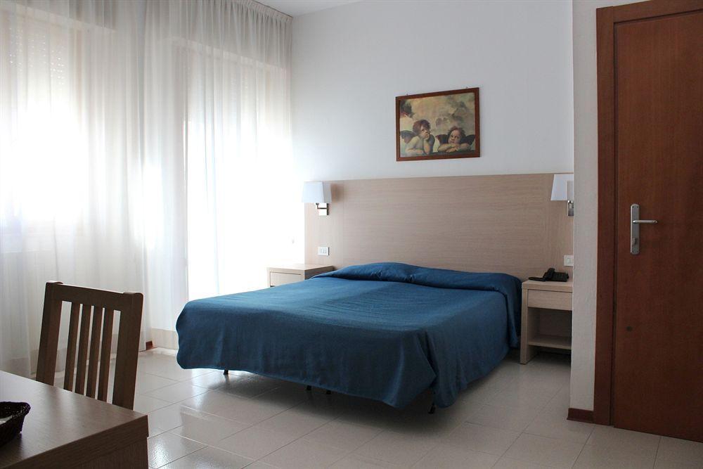 Hotel Caesar Pesaro Luaran gambar