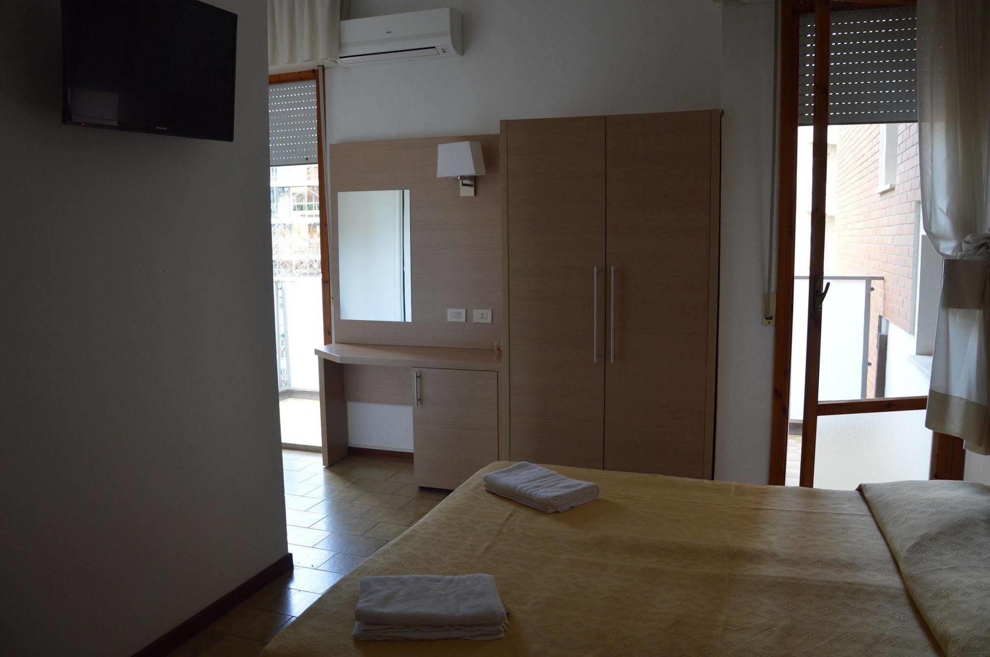 Hotel Caesar Pesaro Luaran gambar