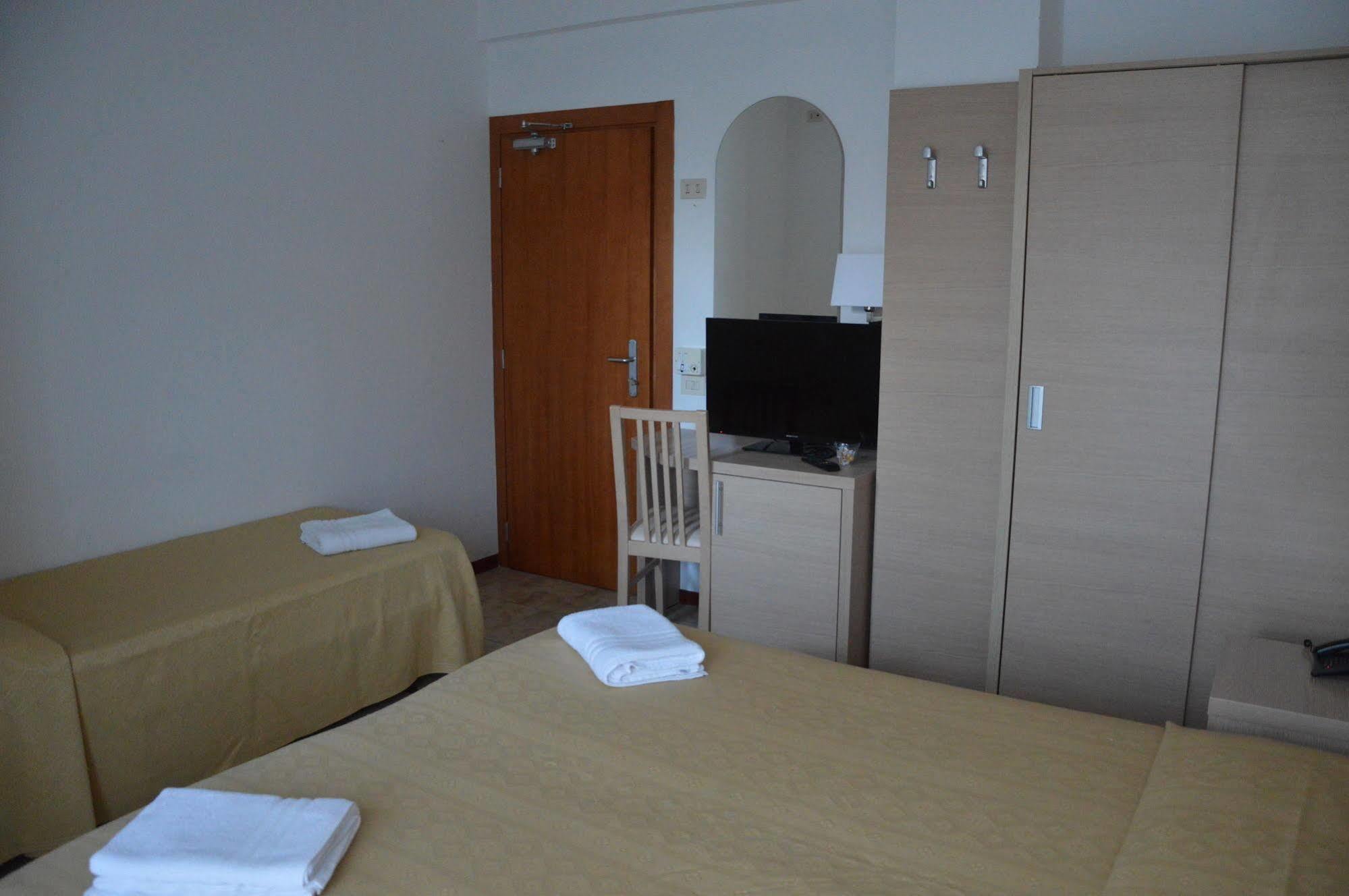 Hotel Caesar Pesaro Luaran gambar