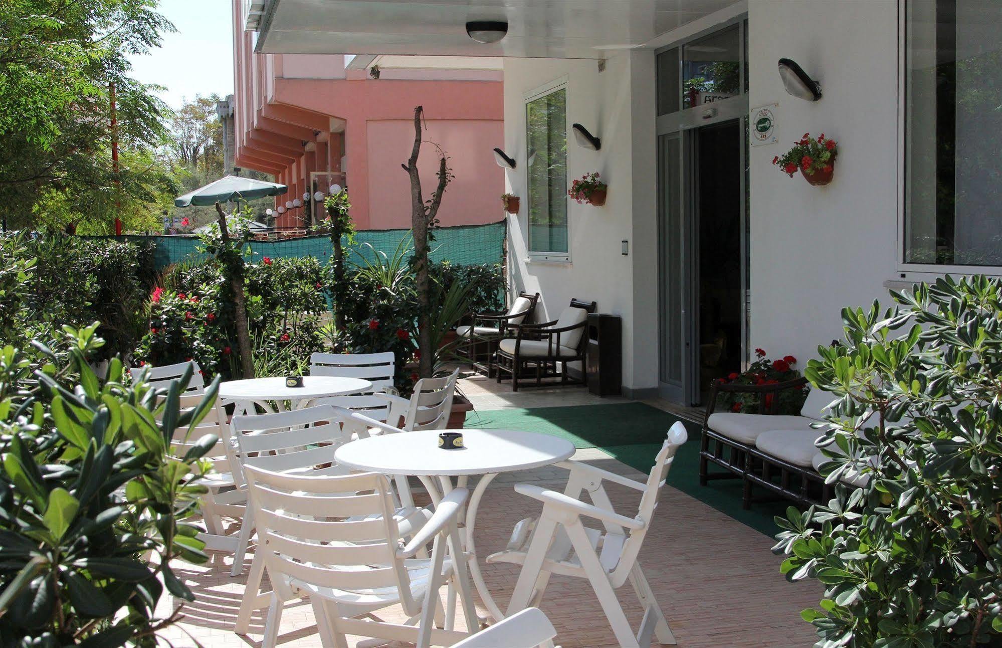 Hotel Caesar Pesaro Luaran gambar