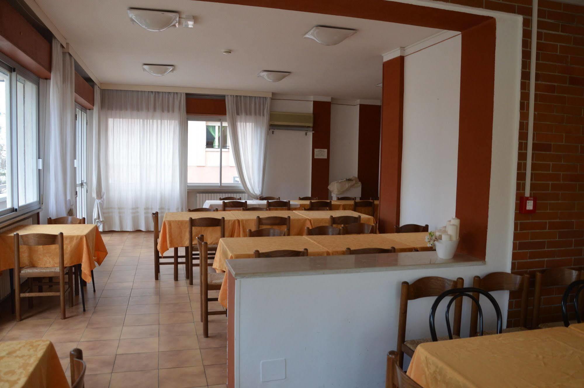 Hotel Caesar Pesaro Luaran gambar
