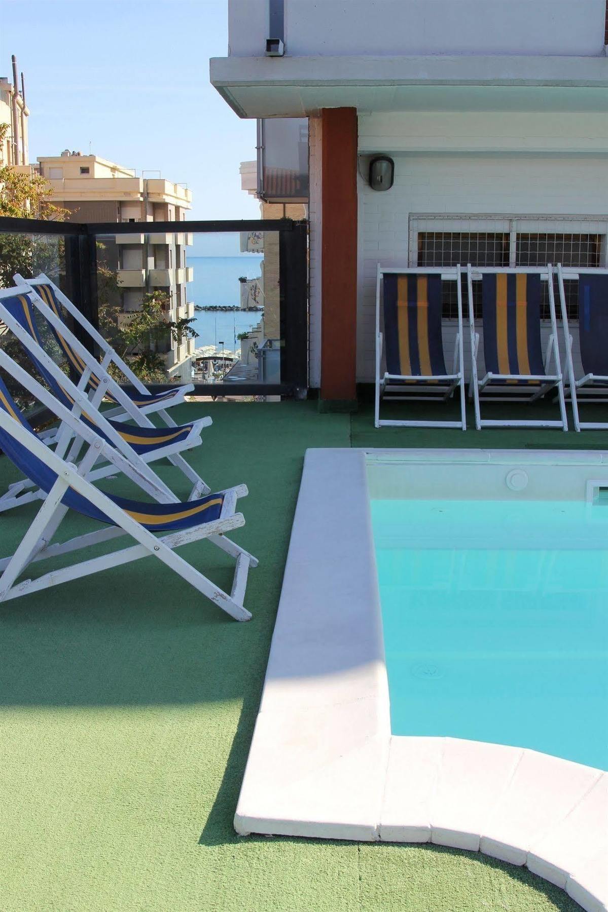 Hotel Caesar Pesaro Luaran gambar