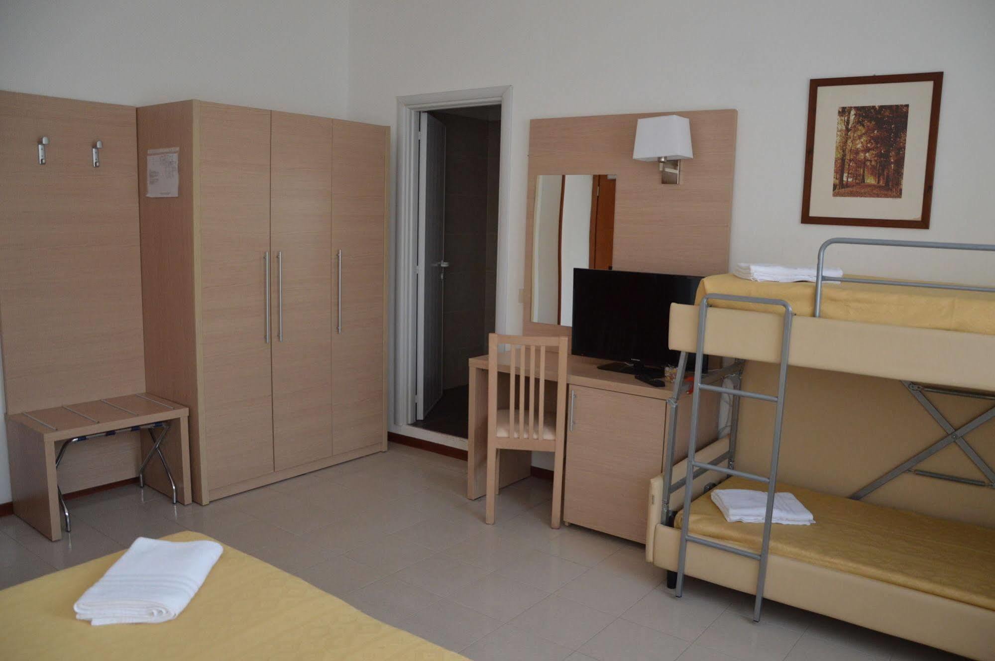 Hotel Caesar Pesaro Luaran gambar